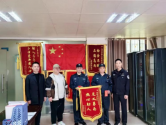 領威保安員李興萍、歐陽開?！耙娏x勇為”獲榮