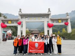 風(fēng)雨同舟攀金頂，